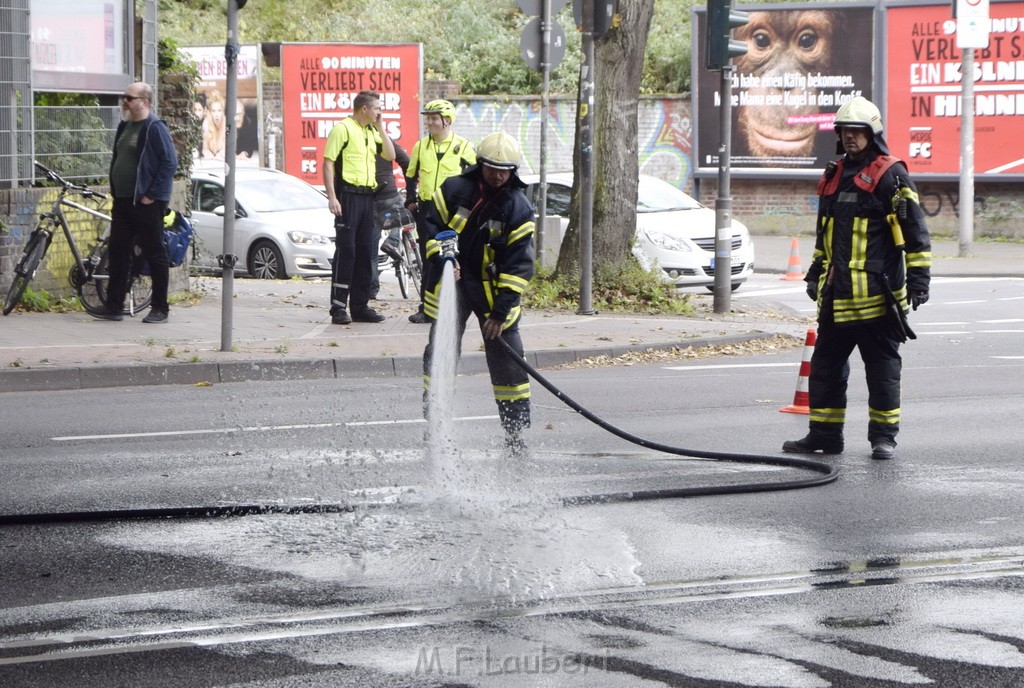 LKW blieb unter Bruecke haengen Koeln Ehrenfeld Innere Kanalstr Hornstr P384.JPG - Miklos Laubert